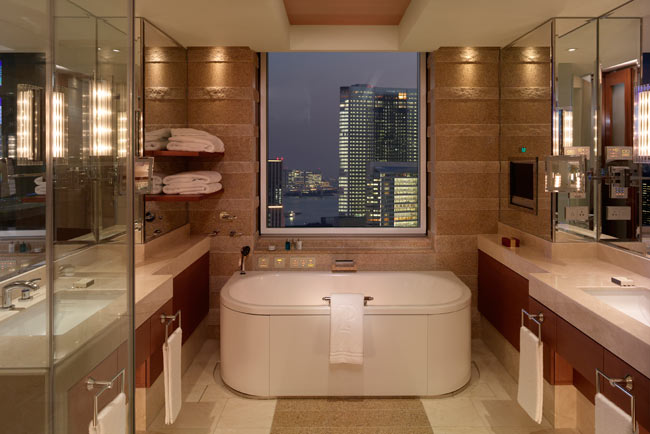 Deluxe-Suite-Bathroom