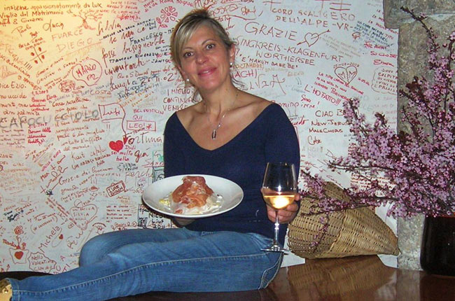 Silvia-with-her-dishes