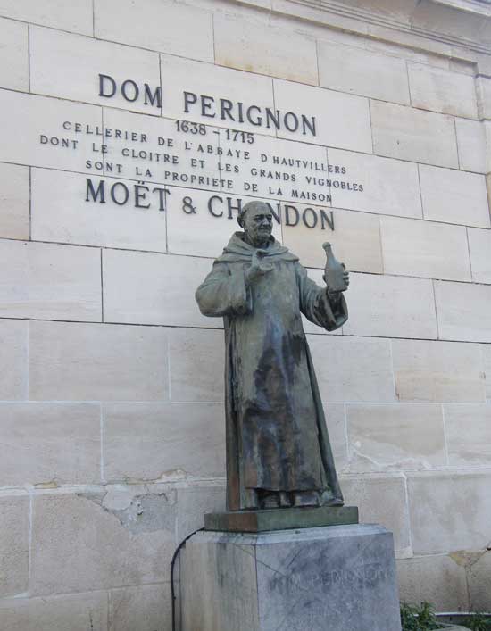 Dom-Perignon_statue