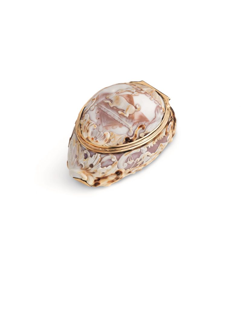 Exceptional A GERMAN GOLD-MOUNTED SHELL SNUFF-BOX